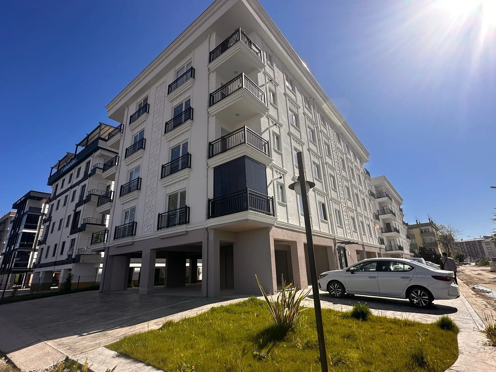 CUMHURİYET MAH. ANA YOLA KOMŞU SIFIR 3+1 SATILIK DAİRE