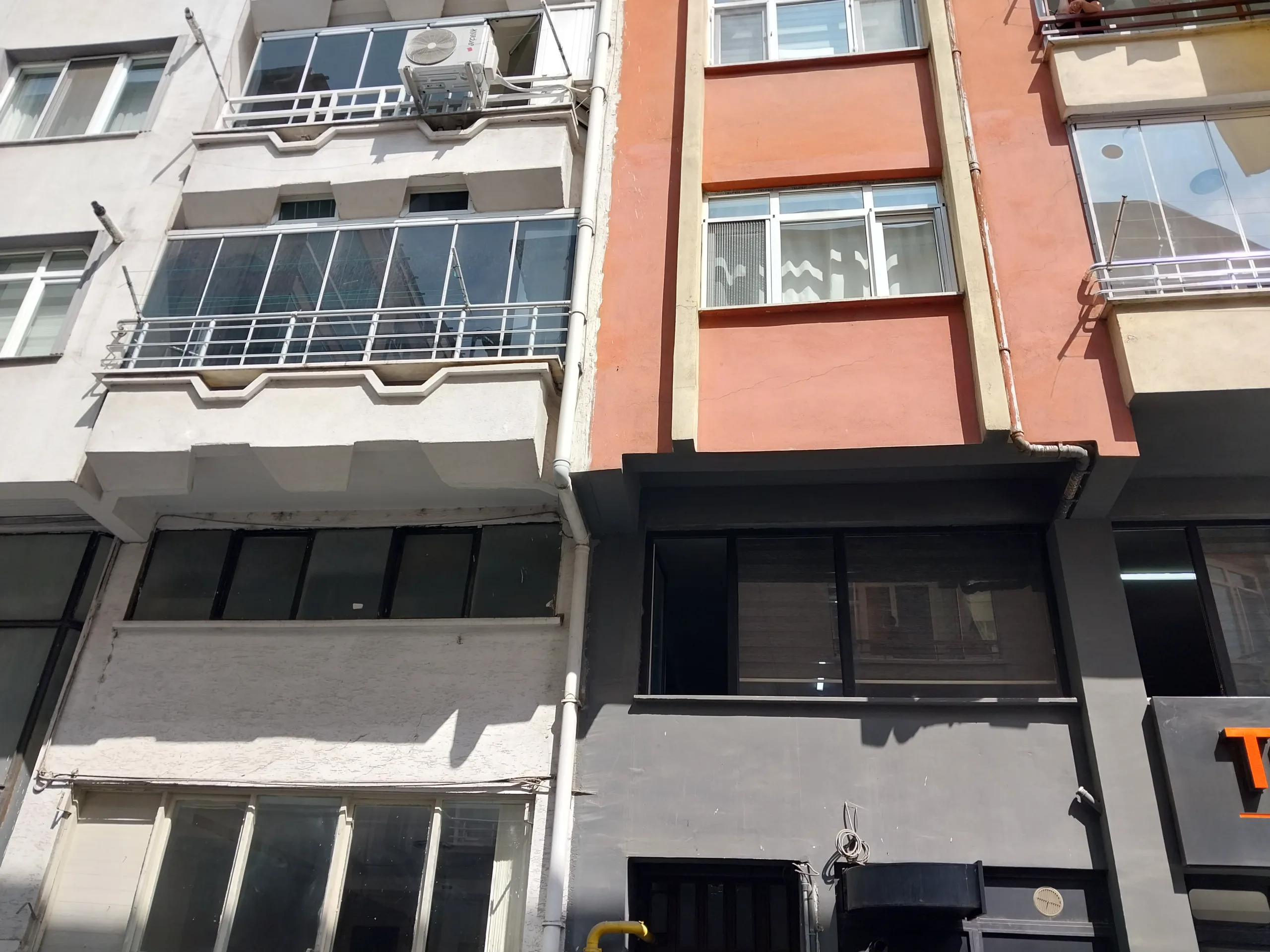 ŞARKİYEMAHALLESİ'NDE ŞEHRİN KALBİNDE MERKEZİ KONUMDA 2+1KİRALIKOFİS